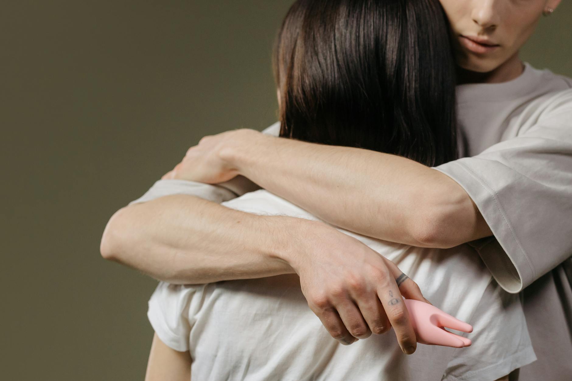 Gros plan d'un couple s'embrassant, mettant l'accent sur l'intimité et la connexion